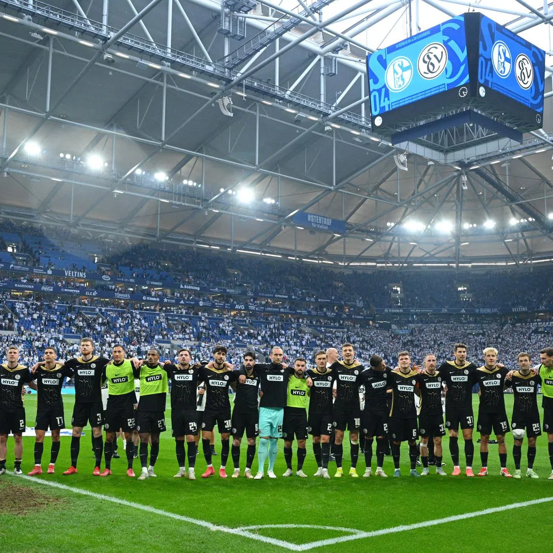 Soccer Football - 2. Bundesliga - Schalke 04 v SV Elversberg - Veltins-Arena, Gelsenkirchen, Germany - May 18, 2025 SV Elversberg players celebrate in front of the fans after qualifying for the Bundesliga promotion play-offs. REUTERS/Annegret Hilse